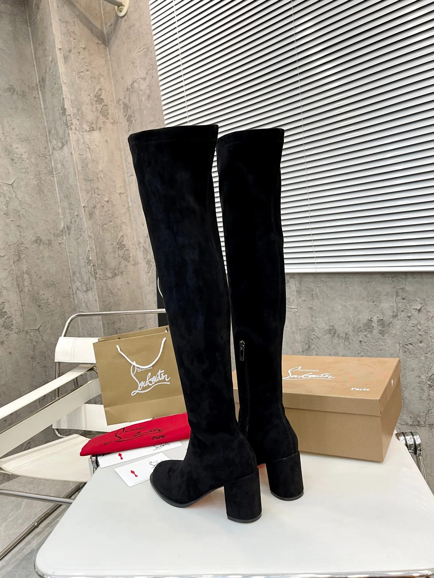 👟👟Ex-factory price 640👟👟 Christian Louboutin (CL) launches new thick-heeled stretch ankle boots, which are classic and refined, with smooth and slender lines. Fitted with 70mm square heel. The tube height is 22 inches.  ✅Fabric: stretch velvet leather ✅Lining: sheepskin ✅Outsole/heel height: rubber Heel height 7cm ✅Color: black stretch velvet black stretch leather khaki stretch suede ✅Code number: 34-41 (34,41 customized) ✅Packaging: original board packaging